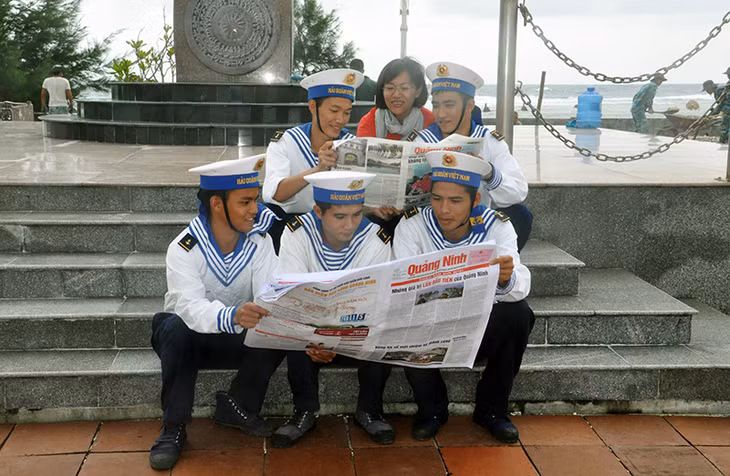 Nhà báo Lê Ngọc Hân, Phó Tổng Biên tập Báo Quảng Ninh cùng các chiến sỹ trên đảo Phan Vinh đọc Báo Quảng Ninh số Tết dương lịch 2015.