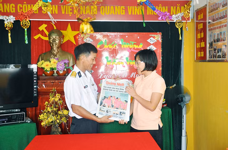 Cán bộ, chiến sỹ các đảo Phan Vinh (ảnh 1), đảo Trường Sa Đông (ảnh 2), đảo Đá Đông A (ảnh 3) đón nhận những tờ báo mới nhất của Báo Quảng Ninh dịp đầu năm 2015.