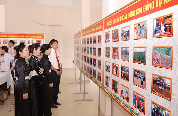 Các đại biểu tham quan khu trưng bày ảnh về thành tựu trong nhiệm kỳ 2010-2015 của Đảng bộ huyện.