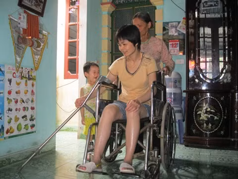  Cuộc sống của Lê Thị Huệ bây giờ gắn liền với chiếc xe lăn