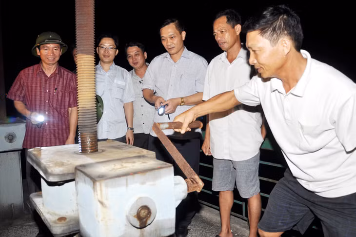 Đồng chí Vũ Hồng Thanh, Phó Bí thư Tỉnh ủy kiểm tra hệ thống vận hành cửa cống xả lũ.