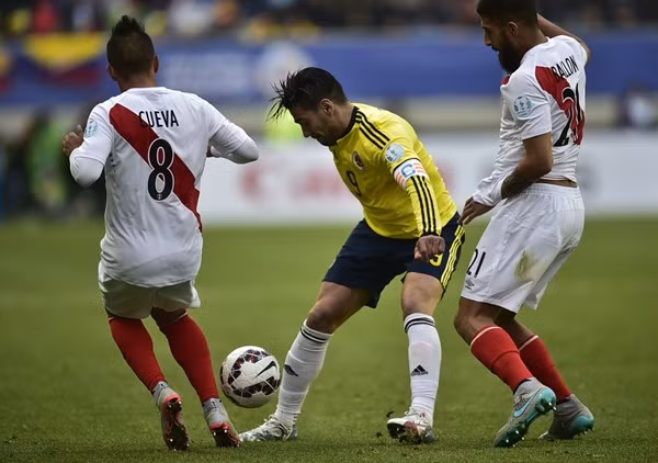 Falcao (giữa) tiếp tục gây thất vọng kể từ đầu giải - Ảnh: AFP