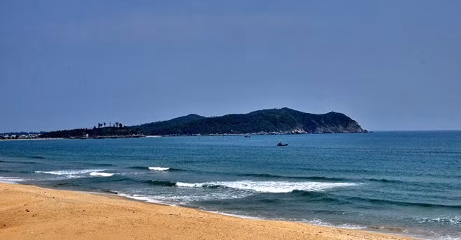 Biển Sa Huỳnh có tên là Sa Hoàng (cát vàng), song do trùng với tên vua Nguyễn Hoàng nên đọc thành Sa Huỳnh. Biển nằm trên trục đường Bắc - Nam, có trạm dừng nên rất tiện trở thành điểm đến của du khách mọi miền. Ảnh: Panoramio.
