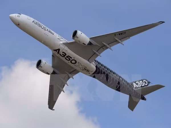  Máy bay Airbus A350 trình diễn tại triển lãm hàng không quốc tế Paris. (Nguồn: AFP/TTXVN)