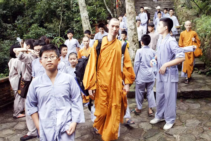 Sư thầy hướng dẫn học viên khoá học tham quan và tìm hiểu về danh thắng Yên Tử. (Ảnh: Thiền Viện Trúc Lâm Yên Tử cung cấp)
