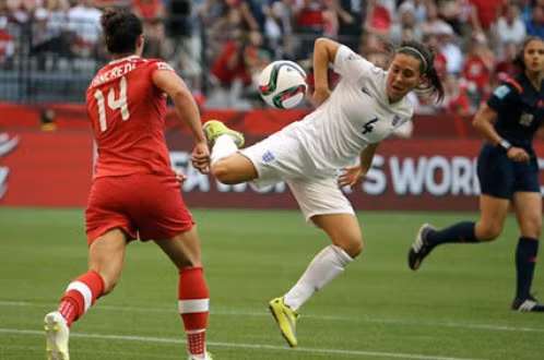 Fara Williams (4) - cầu thủ có số lần khoác áo đội nữ Anh nhiều nhất - trong trận gặp Canada sáng 28-6 - Ảnh: Reuters