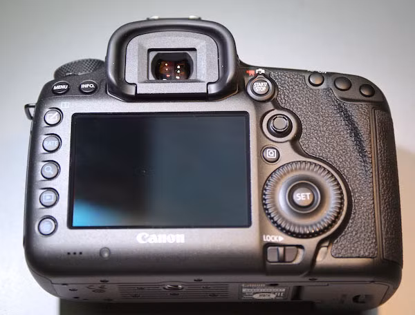 Nhìn tổng thể không có quá nhiều thay đổi so với 5D mark III
