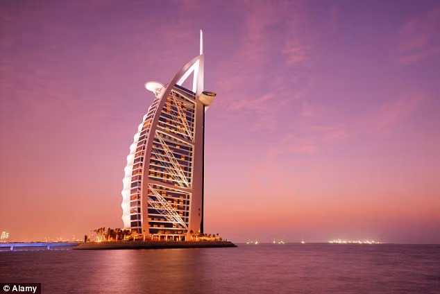 Burj Al Arab tự nhận là khách sạn 7 sao duy nhất trên thế giới. Ảnh: Daily Mail.