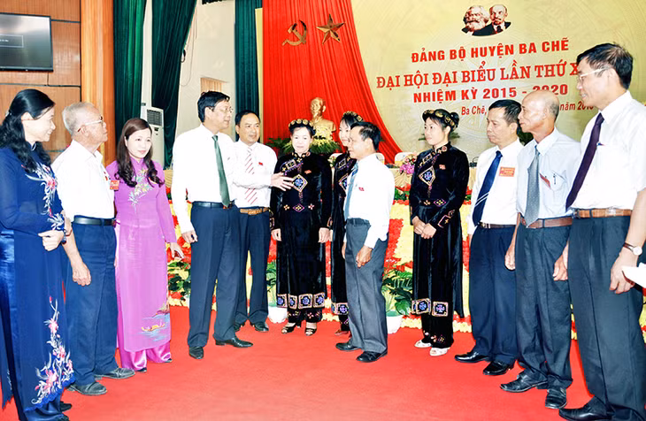 Các đồng chí lãnh đạo tỉnh trao đổi với đại biểu tham dự Đại hội đại biểu Đảng bộ huyện Ba Chẽ. Ảnh: Đỗ Giang