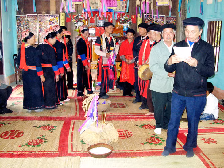 Nghi lễ cúng cầu xin tổ tiên phù hộ cho một năm mới thóc gạo đầy bồ không thể thiếu trong ngày Hội làng của người Dao Thanh Y xã Bằng Cả.