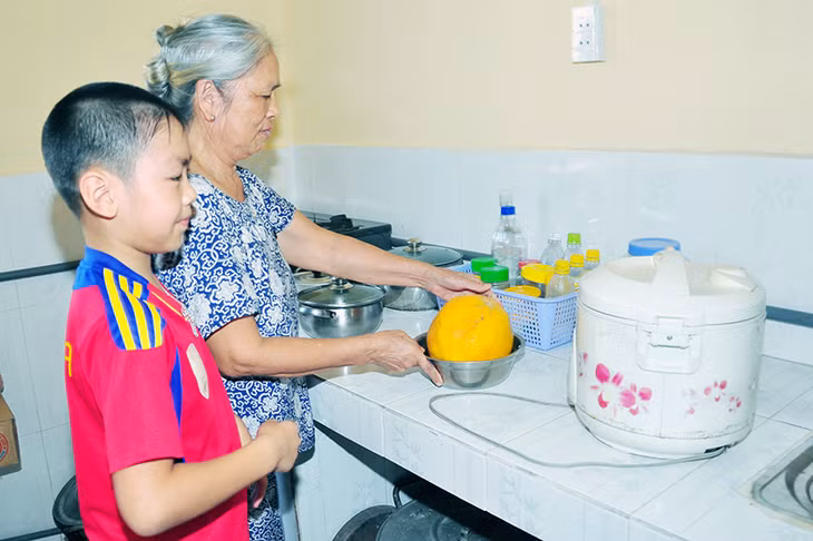 Cuộc sống mới của gia đình bà Lưu Thị Trúc tại khu nhà tạm cư.