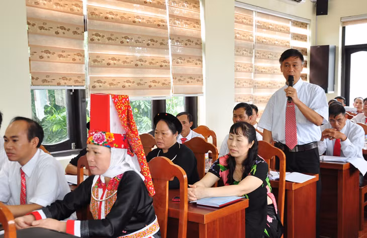 Đại biểu thảo luận ở tổ.