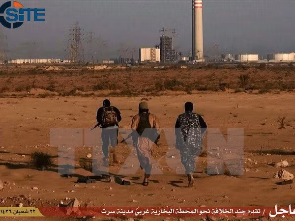 Phiến quân IS tại thành phố Sirte của Libya sau khi chiếm nhà máy điện của thành phố này ngày 9/6. Ảnh minh họa. (Nguồn: AFP/TTXVN)