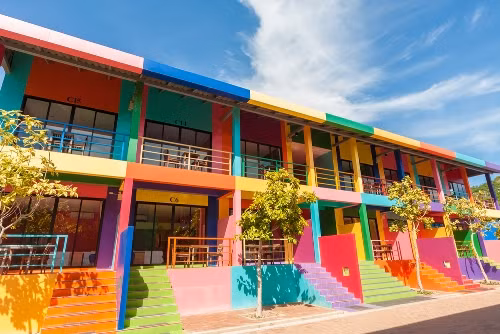 Mặt trời, cát và biển ở Pattaya tạo nên những mảng màu sắc quyến rũ, thu hút hàng triệu du khách đổ về tham quan mỗi năm. Khách sạn và nhà cửa đầy màu sắc ở Pattaya góp phần tạo nên nét duyên dáng cho các khu nghỉ dưỡng sôi động. Đến đây, du khách có thể tận hưởng không khí vui tươi cùng gia đình, trải nghiệm các môn thể thao dưới nước, tổ chức tiệc và không quên ghi lại những bức ảnh tuyệt đẹp ở bãi tắm.