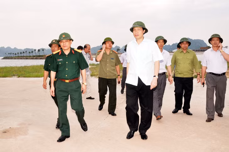 Đồng chí Nguyễn Đức Long, Phó Bí thư Tỉnh ủy, Chủ tịch UBND tỉnh kiểm tra công tác phòng, chống bão số 1 tại Cảng tàu Tuần Châu.