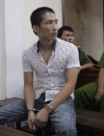 Đệ luôn ngoái lại phía sau tìm vợ và con gái. Ảnh: Hải Bình.
