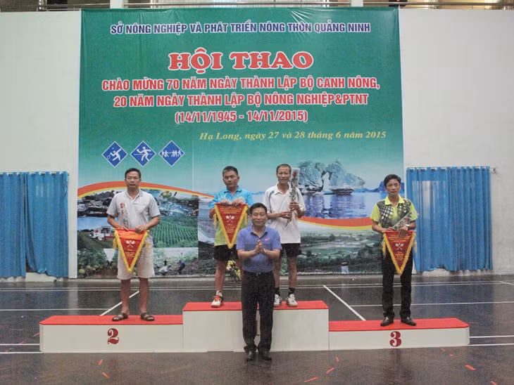 Ông Nguyễn Hữu Giang, Giám đốc Sở Nông nghiệp và PTNT trao tặng phần thưởng cho các đoàn đoạt thành tích cao tại giải