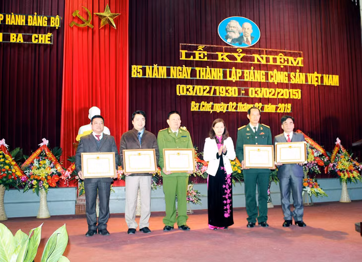 Đồng chí Đỗ Thị Lan, Bí thư Huyện uỷ Ba Chẽ, trao giấy khen cho các Đảng bộ đạt thành tích xuất sắc trong công tác Đảng 3 năm 2012-2015. Ảnh: Bùi Lưu