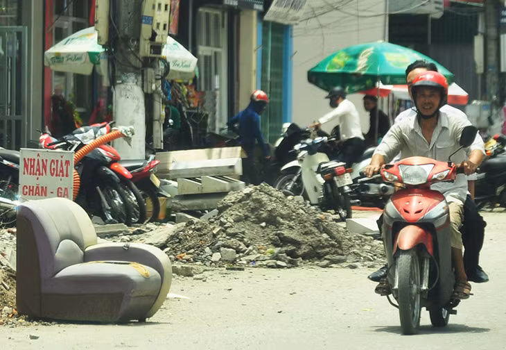 Đủ loại phế liệu được tập kết dưới lòng đường.