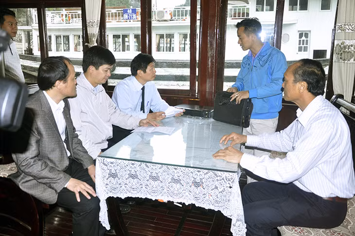 Đoàn kiểm tra liên ngành của tỉnh kiểm tra tàu du lịch trên Vịnh Hạ Long, tháng 3-2015.