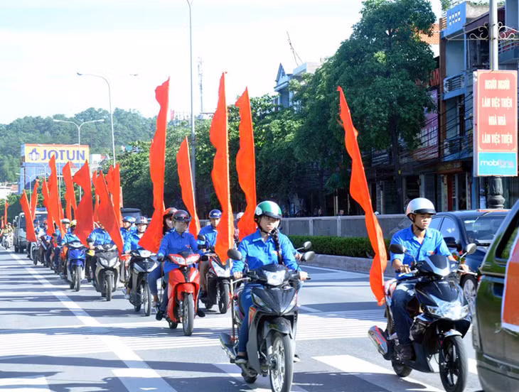 Các lực lượng trên địa bàn TP Hạ Long xuống đường tuyên truyền đấu tranh PCTPMT.