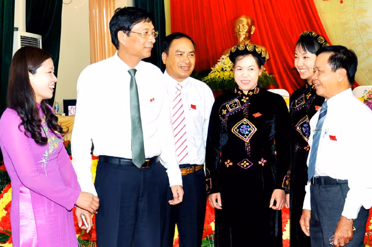 Các đồng chí lãnh đạo tỉnh trò chuyện cùng đại biểu.