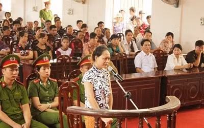 Bị cáo Liên trước vành móng ngựa