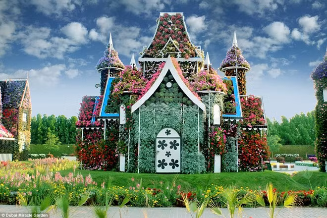 Một ngôi nhà ở vườn Miracle, với những bông hoa mọc đầy cửa, tường và mái nhà.