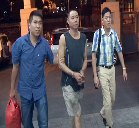 Cảnh sát hình sự, Công an tỉnh dẫn giải đối tượng Nguyễn Duy Thanh (giữa) đến cơ quan điều tra.