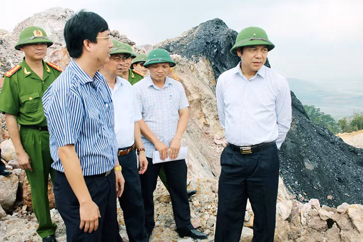 Đồng chí Đặng Huy Hậu, Phó Chủ tịch UBND tỉnh cùng các cơ quan chức năng kiểm tra hiện trường vụ việc khai thác than trái phép tại khu vực vỉa 16, khai trường Hà Ráng, Công ty Than Hạ Long. (Ngày 3-6-2015)