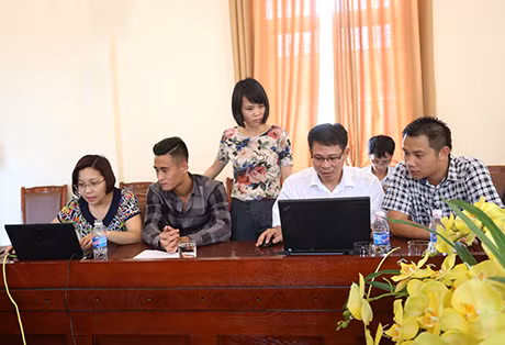 Tiền vệ, đội trưởng Vũ Minh Tuấn giao lưu với người hâm mộ.