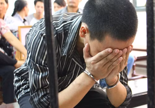 Kẻ sát hại nữ sinh khóc từ đầu đến cuối phiên toà.