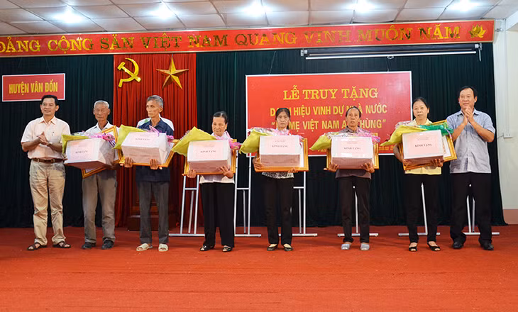 Lãnh đạo huyện Vân Đồn tặng quà cho thân nhân các Mẹ Việt Nam Anh hùng trên địa bàn huyện được truy tặng danh hiệu vinh dự Nhà nước Bà mẹ Việt Nam Anh hùng
