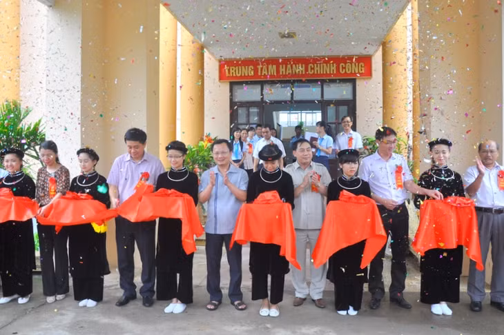 Các vị đại biểu cắt băng khai trương Trung tâm Hành chính công huyện Bình Liêu.