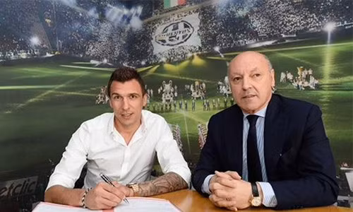 Mandzukic (áo trắng) ký hợp đồng với Juventus chỉ sau một mùa giải khoác áo, ghi 20 bàn cho Atletico Madrid. Ảnh: CDS.