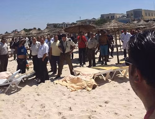 Thi thể các nạn nhân bị sát hại trên bãi biển ở Sousse (Ảnh: Daily Mail)