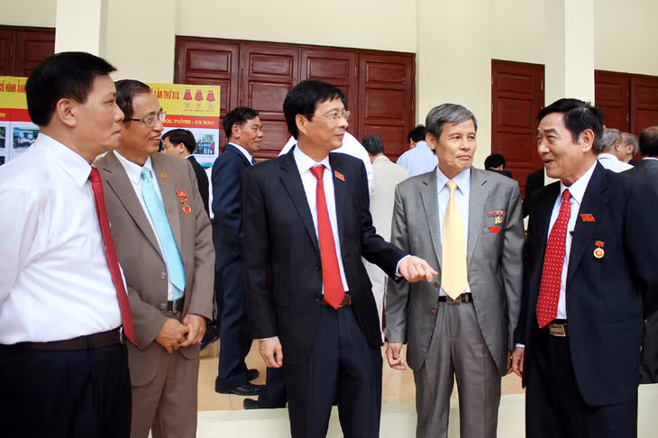 Đồng chí Nguyễn Văn Đọc, Bí thư Tỉnh ủy, Chủ tịch HĐND tỉnh trò chuyện với đại biểu.