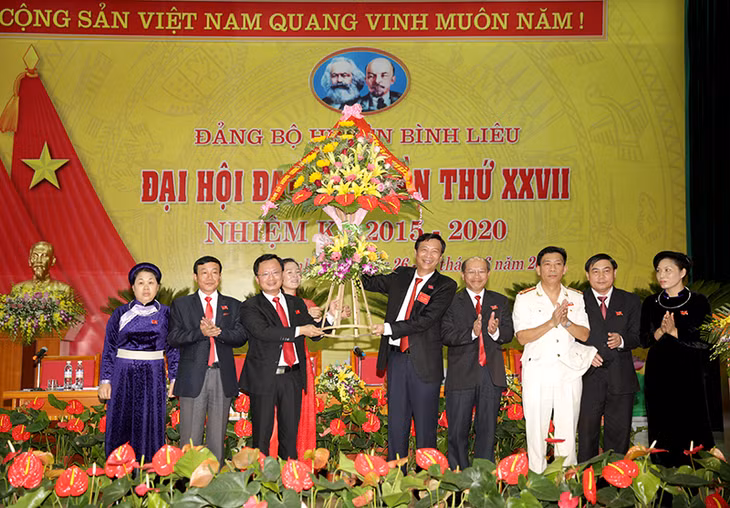 Đồng chí Nguyễn Văn Đọc, Bí thư Tỉnh ủy, Chủ tịch HĐND tỉnh tặng hoa chúc mừng Đại hội.