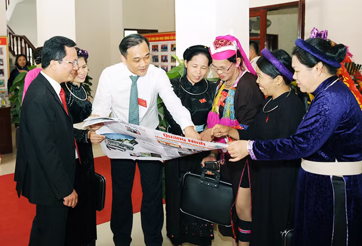 Phó Bí thư Tỉnh ủy Vũ Hồng Thanh trao đổi cùng các đại biểu dự Đại hội Đảng bộ huyện Bình Liêu lần thứ XXVII, nhiệm kỳ 2015-2020. Ảnh: Đỗ Giang