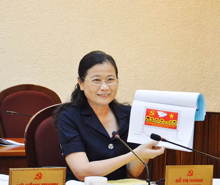 Đồng chí Đỗ Thị Hoàng, Phó Bí thư Thường trực Tỉnh ủy góp ý kiến vào nội dung trang trí khánh tiết Đại hội Đảng bộ TP Hạ Long.