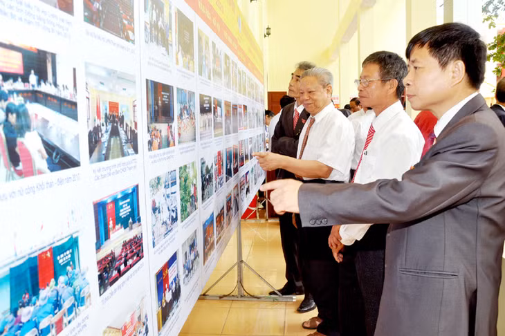 Đại biểu xem ảnh trưng bày, giới thiệu các hoạt động Đảng bộ thành phố nhiệm kỳ 2010-2015 và thăm quan gian hàng sản phẩm OCOP địa phương.
