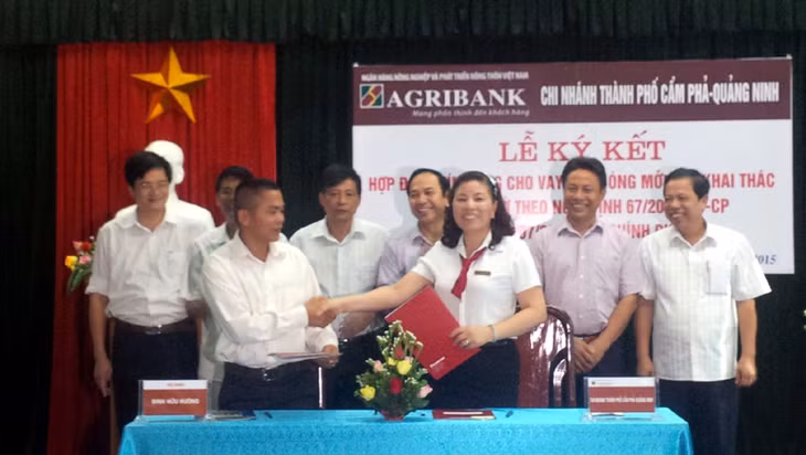 Đại diện Ngân hàng NN&PTNT Chi nhánh Cẩm Phả đã ký hợp đồng tín dụng với ông Đinh Hữu Hường