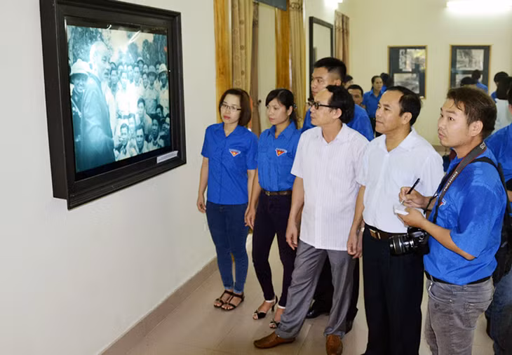 Các phóng viên trẻ tham quan Nhà lưu niệm Chủ tịch Hồ Chí Minh với Đảng bộ, chính quyền, nhân dân tỉnh Vĩnh Phúc.