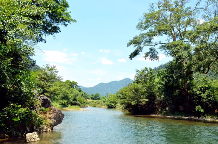Người Vân Kiều ở ven theo những ngọn núi, con suối rất đẹp.