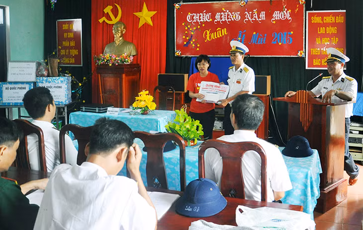 Cán bộ, chiến sỹ các đảo Phan Vinh (ảnh 1), đảo Trường Sa Đông (ảnh 2), đảo Đá Đông A (ảnh 3) đón nhận những tờ báo mới nhất của Báo Quảng Ninh dịp đầu năm 2015.