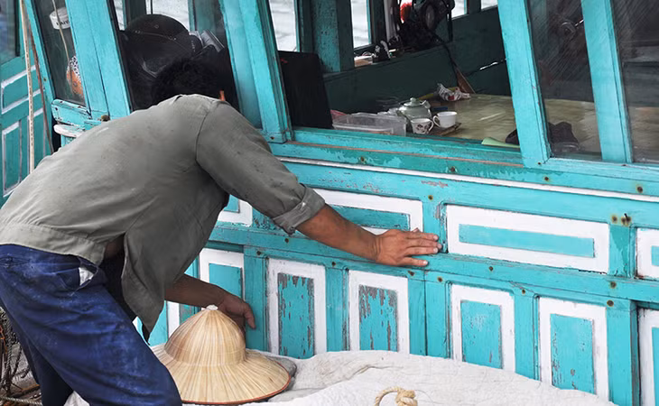 Kiểm tra tàu thuyền trước khi lên bờ.