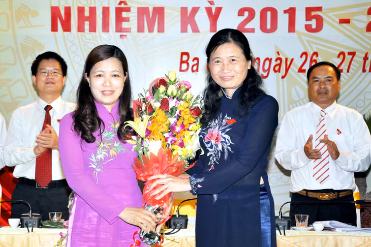Đồng chí Đô Thị Hoàng, Phó Bí thư Thường trực Tỉnh ủy, Trưởng đoàn ĐB Quốc hội tỉnh tặng hoa chúc mừng đồng chí Đỗ Thị Lan, Bí thư Huyện ủy Ba Chẽ nhiệm kỳ 2015-2020