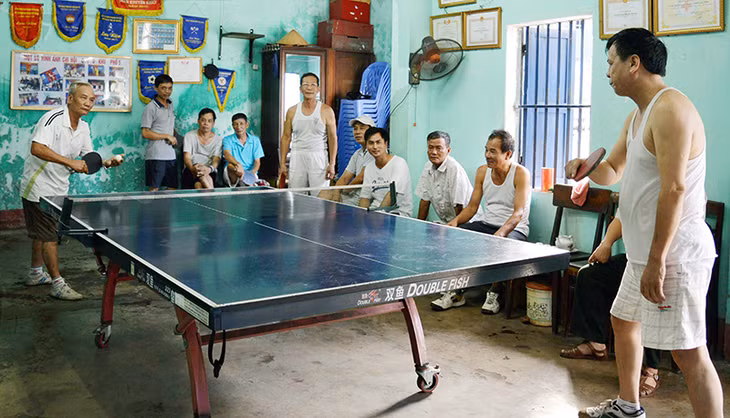 Các thành viên CLB bóng bàn khu 5, phường Cao Thắng đã tích cực vận động nhau tự giác bỏ thuốc lá. Trong ảnh: Một buổi giao lưu bóng bàn của CLB.