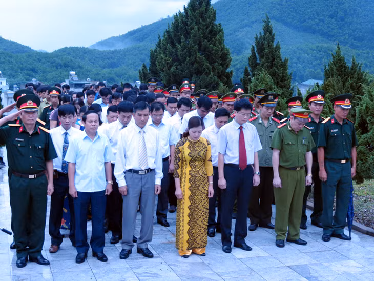 Các đồng chí lãnh đạo huyện, đại diện các lực lượng, nhân dân huyện Ba Chẽ tưởng niệm các anh hùng liệt sỹ. 