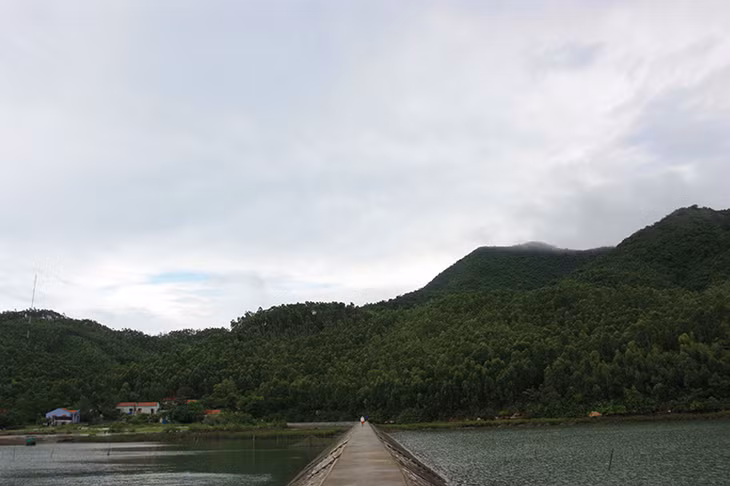 Bản Sen nhìn từ cầu cảng.
